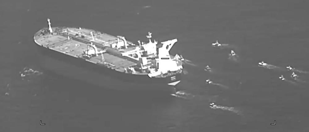 Straße von Hormuz: Dieses Standbild aus einem von der US-Marine veröffentlichten Video zeigt den unter der Flagge Panamas fahrenden Öltanker «Niovi», der in der Straße von Hormuz von Schiffen der iranischen Revolutionsgarde umzingelt ist. 