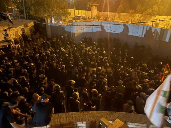 Augenzeugen zufolge zogen Hunderte zur Botschaf in Bagdad, von denen viele über Absperrungen kletterten und Parolen riefen wie „Ja, ja zum Koran“.