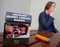 In Australien sind Markenlogos auf Zigarettenschachteln bereits verboten. Irland zieht nun als erstes Land in Europa nach. "Smoking Harms Unborn Babies" (Rauchen verletzt ungeborene Babys), steht auf dieser Schachtel in Canberra.