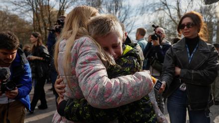 Immer wieder kehren Kinder zurück zu ihren Eltern in die Ukraine: hier der 13-jährige Bohdan zu Mutter Iryna.