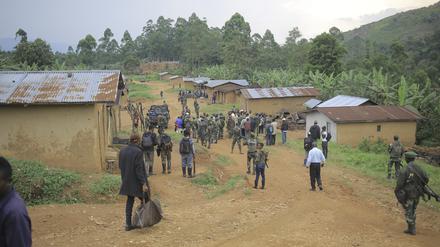 Demokratische Republik Kongo, Mukondi: Die Verteidigungskräfte der Demokratischen Republik Kongo versammeln sich in dem Dorf, dass von der ADF (Allied Democratic Forces)angegriffen wurde. 