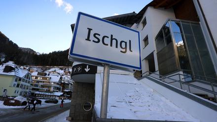 Ein Ortsschild von Ischgl steht nahe der Silvrettabahn. 