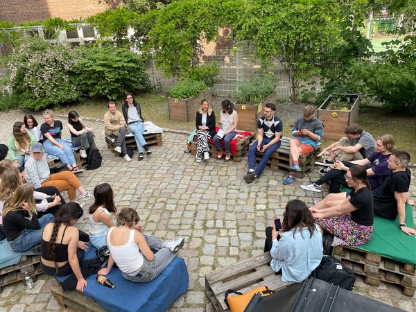 Işıl Eğrikavuk hält eine Vorlesung im Garten. Er ist ein Raum für Inklusivität und Vielfalt.