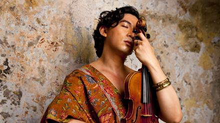 Wanderer zwischen den Welten. Iskandar Widjaja begeistert mit seiner Geige Zuhörer in vielen Ländern.
