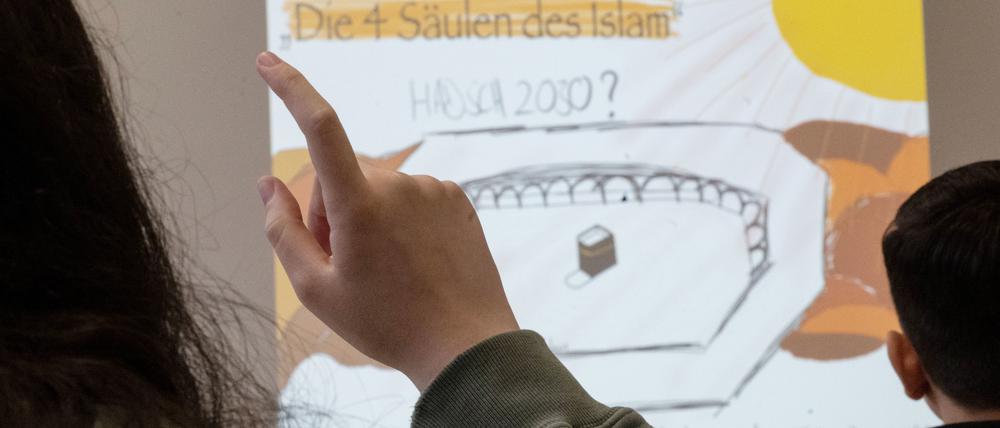 Schüler und Schülerinnen nehmen am islamischen Religionsunterrichts teil.