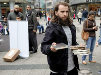 Auf Werbefeldzug für den Dschihad: Extremisten in der Wuppertaler Innenstadt.