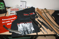 Bei einer Razzia 2010 in Brandenburg beschlagnahmte Waffen von Neonazis.