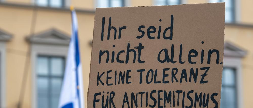 Ein Plakat bei einer Kundgebung für Israel auf dem Odeonsplatz in München.