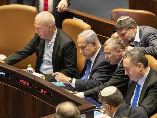 Israels Premierminister Benjamin Netanjahu (2. v. l.) am Montag bei einer Abstimmung im Parlament. Am selben Tag verabschiedete es seinen zentralen Entwurf der Justizreform. 