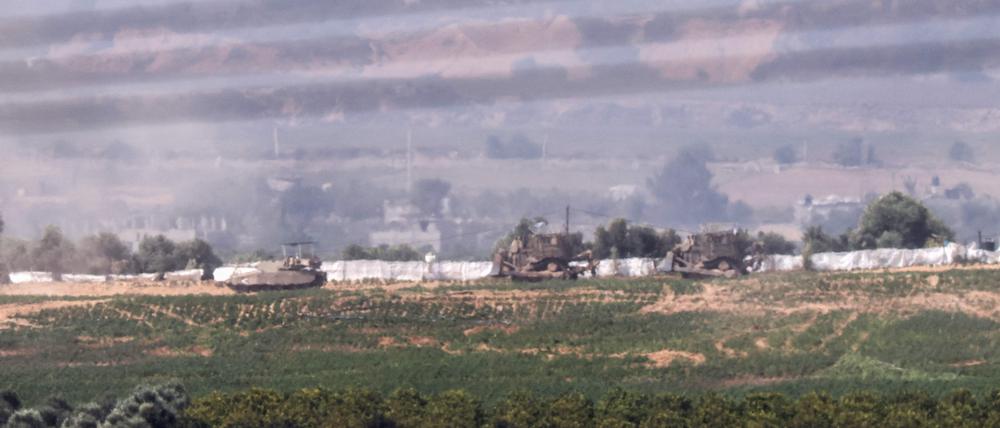 Dieses Bild soll Panzer und Militärbulldozer im nördlichen Gazastreifen zeigen.