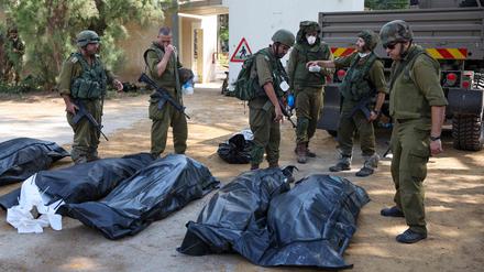 Israelische Soldaten bereiten sich darauf vor, die Leichen ihrer Landsleute, die bei einem Angriff militanter Palästinenser getötet wurden, zu bergen.