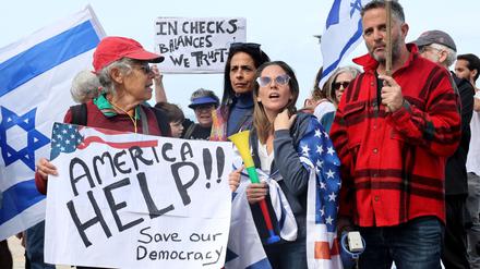 Israelis und Amerikaner am 7.  März bei einer Demonstration gegen die Justizreform vor der US-Botschaft in Tel Aviv.