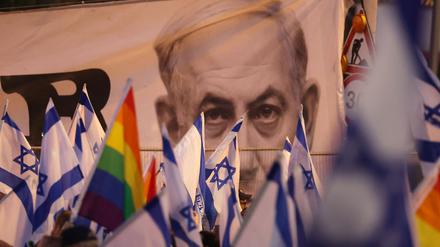 Netanjahu wird zwischen den Fronten aufgerieben.