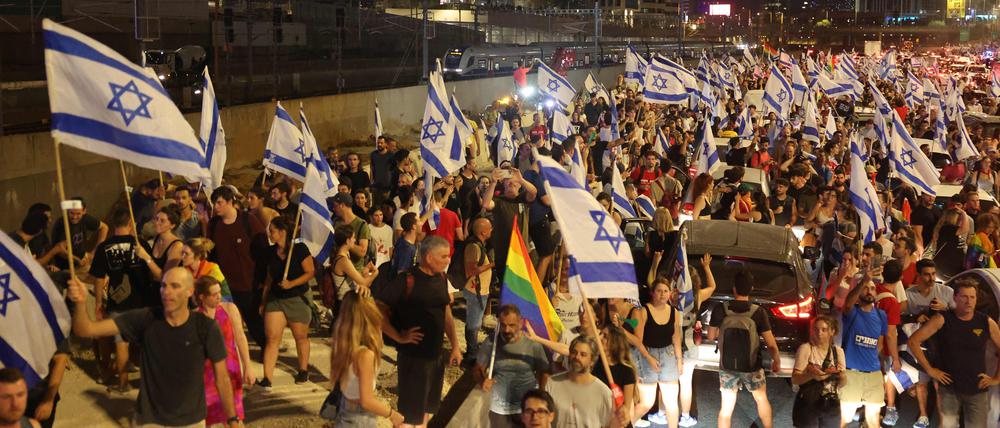 Demonstranten blockieren die Autobahn in Tel Aviv.