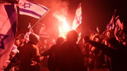 Die Stimmung bei den wöchentlichen Demonstrationen in Tel Aviv wird gereizter.