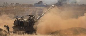 Eine israelische Haubitze feuert Richtung Gazastreifen.
