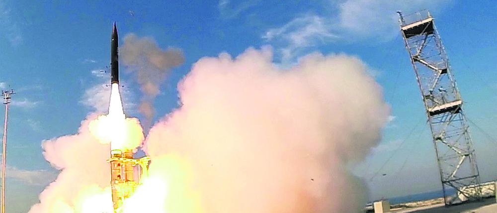 Für den neuen Schutzschirm sollen „Arrow 3“-Raketen benutzt werden, wie das Modell, das hier bei einem Test 2015 in Israel zu sehen ist.