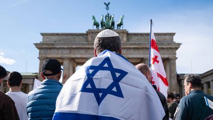 Über 2000 Menschen folgen einem Aufruf der Deutsch-Israelischen Gesellschaft Berlin und Brandenburg und nehmen an einer pro-israelischen Solidaritätskundgebung auf dem Pariser Platz vor dem Brandenburger Tor im Berliner Bezirk Mitte teil.