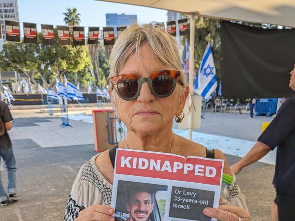 Der Neffe der 70-jährigen Saki Levy wurde am 7. Oktober vermutlich von der Hamas in den Gazastreifen verschleppt, seine Frau wurde getötet. Um den kleinen Sohn der beiden kümmern sich nun die Großeltern. 