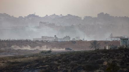 Ein israelisches gepanzertes Fahrzeug manövriert im Gazastreifen, 10. November 2023.