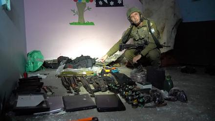 Israels Militärsprecher Daniel Hagari zeigt die Hinweise auf einen Hamas-Unterschlupf.