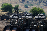 Panzer und Soldaten der israelischen Armee auf den besetzten Golanhöhen.
