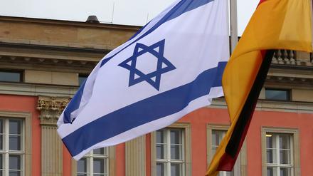 Israelische Fahne im Innenhof des Brandenburgischen Landtages in Potsdam