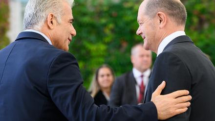 Jair Lapid (l), Ministerpräsident von Israel, wird von Bundeskanzler Olaf Scholz (SPD) vor dem Bundeskanzleramt begrüßt. 