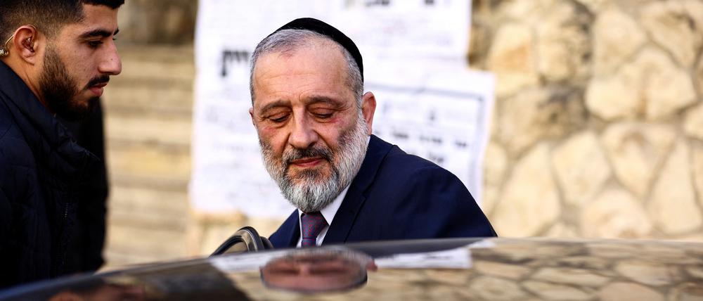 Der Vorsitzende der streng religiösen Schas-Partei, Arie Deri, wurde als israelischer Innenminister entlassen.