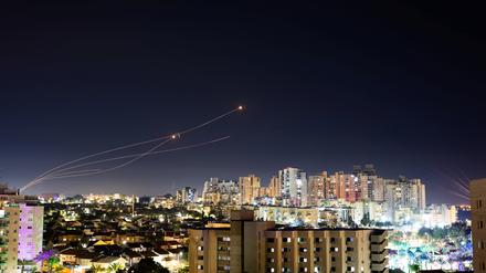 Raketen des Abwehrsystems Iron Dome fangen ein Geschoss über Israel ab.