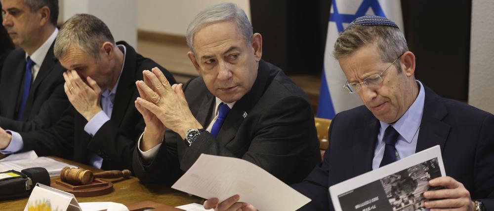 Benjamin Netanjahu (2.v.r.), Premierminister von Israel