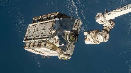 Trümmerteile eines ausrangierten Batteriepakets der Internationalen Raumstation ISS könnten am Freitag auf die Erde niedergehen - Deutschland treffen sie aller Voraussicht nach aber nicht. 