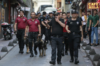 Polizisten verhindern mit Hunden die Pride-Parade in Istanbul.