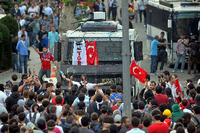 Mit Wasserwerfern geht die Polizei gegen Demonstranten in Istanbul vor.