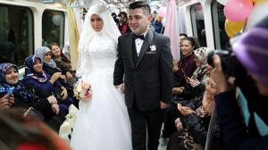 Bei Hochzeiten muss gespart werden: Ein Brautpaar feiert in der U-Bahn, was seit einigen Jahren erlaubt ist.