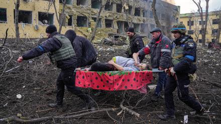 Immer wieder greift Russlands Armee zivile Ziele an, wie hier eine Geburtsklinik in Mariupol. 