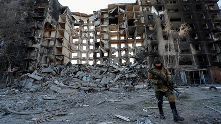 Trotz der Verhandlungen gehen die Angriffe weiter - und verwüsten ukrainische Städte wie hier Mariupol.