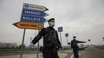Ausgangssperre: Carabinieri kontrollieren Fahrzeuge in einem Außenbezirk von Mailand. 