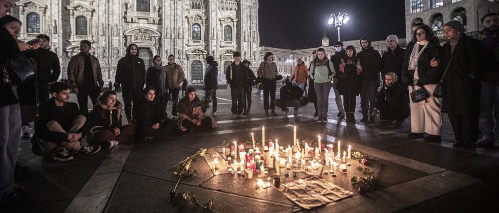 Menschen nehmen am 19. November an einer Mahnwache vor dem Mailänder Dom für eine 22-jährige Frau teil, deren Leiche am Samstag (18.11.2023) in Norditalien in einer Schlucht gefunden worden war. 