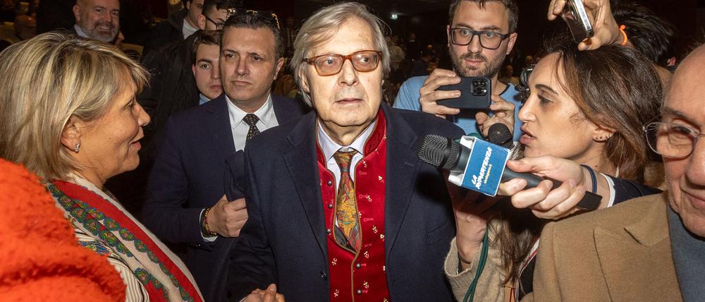 Vittorio Sgarbi, Kultur-Staatssekretär von Italien gibt seinen Abschied aus der regierung von Ministerpräsidentin Meloni bekannt. 
