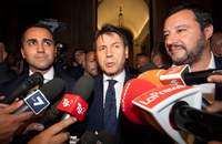Schulden machen. Der stellvertretende Ministerpräsident und Arbeits- und Industrieminister Luigi Di Maio, der italienische Premierminister Giuseppe Conte und der stellvertretende italienische Ministerpräsident und Innenminister Matteo Salvini feiern die Haushaltspläne.