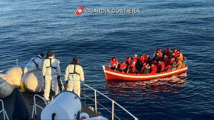 Italiens Küstenwache nimmt Flüchtlinge südöstlich von Sizilien auf. 