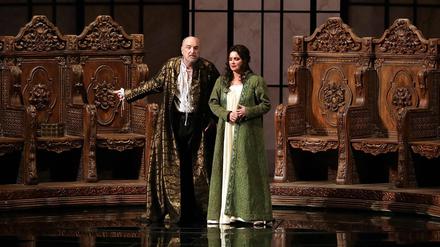 Anna Netrebko als Elisabetta und Michele Pertusi als König Philipp an der Scala. 