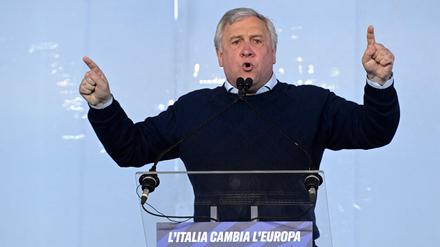 Der italienische Außenminister von der Forza Italia, Antonio Tajani,  bei einer Veranstaltung der Regierungspartei Fratelli d’Italia.