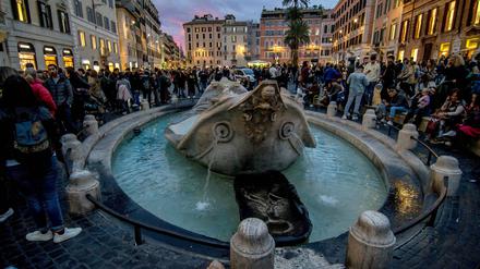 Menschenmassen an Lieblingsorten: Ein Samstagnachmittagsszene rings um die Barcaccia, Pietro Berninis Brunnen vor der Spanischen Treppe in Rom