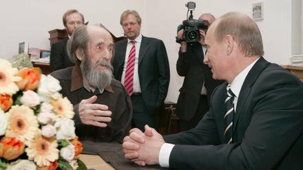 Wladimir Putin gratuliert Alexander Solschenizyn (l.) im Jahr 2007.