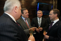 Nord-Stream-Manager Matthias Warnig, Altkanzler Gerhard Schröder und der damalige Putin-Vize Igor Sechin 2010 in St. Petersburg im vertrauten Gespräch mit dem damaligen Präsidenten Medwedew.