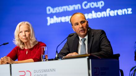 Catherine von Fürstenberg-Dussmann, Stiftungsratsvorsitzende der Dussmann-Stiftung, und Wolf-Dieter Adlhoch, Vorstandsvorsitzender der Dussmann-Gruppe, bei der Jahres-Pressekonferenz am Mittwoch. 