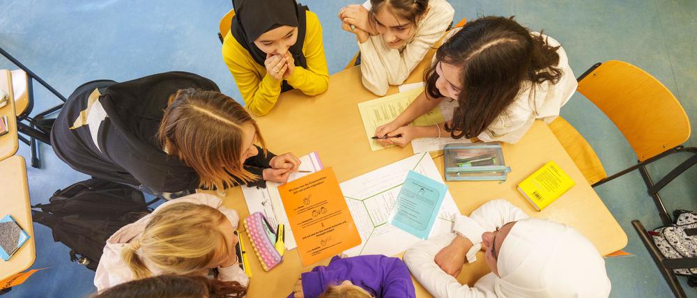 Schülerinnen lernen gemeinsam in einer Intensivklasse in Hessen.