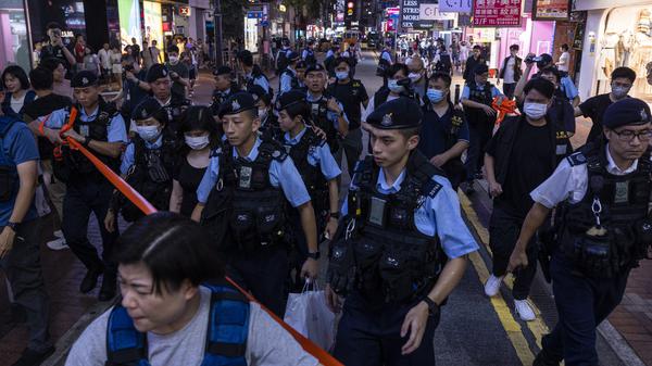 Polizeibeamte nehmen in Hongkong am Vorabend des 34. Jahrestages des Massakers auf dem Platz des Himmlischen Friedens in Peking eine Person fest.